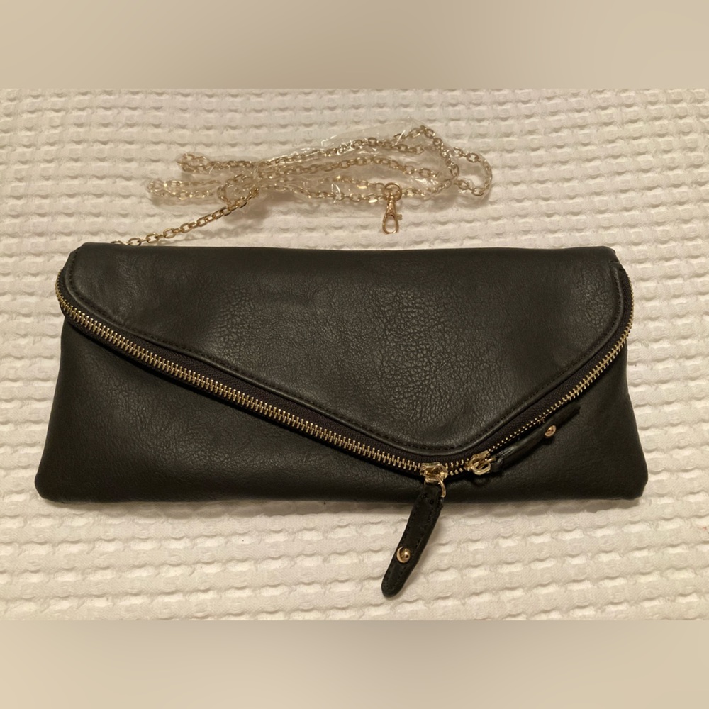 NWOT. Dress Barn Black Folding Zipper Purse with Magnetic Clasps
